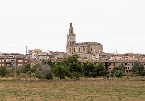 Vista de una zona urbana de Medina de Rioseco con la iglesia de Santa María al fondo.