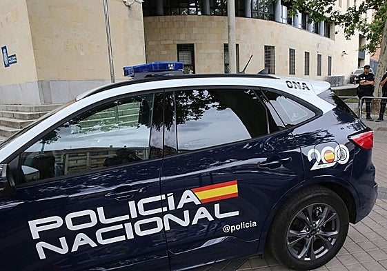 Coche de Policía Nacional en la Comisaría de Segovia.
