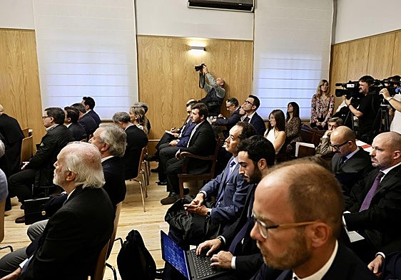 Acusados y abogados, principalmente, abarrotan la sala en la vista que dilucidó lunes y martes las cuestiones previas del juicio de la Trama Eólica.