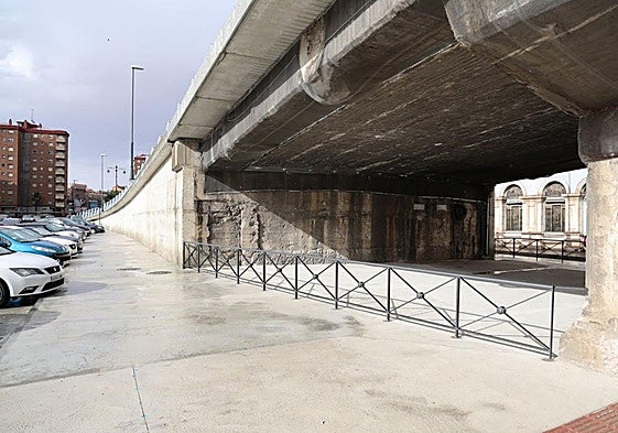 Vallas colocadas bajo el viaducto.
