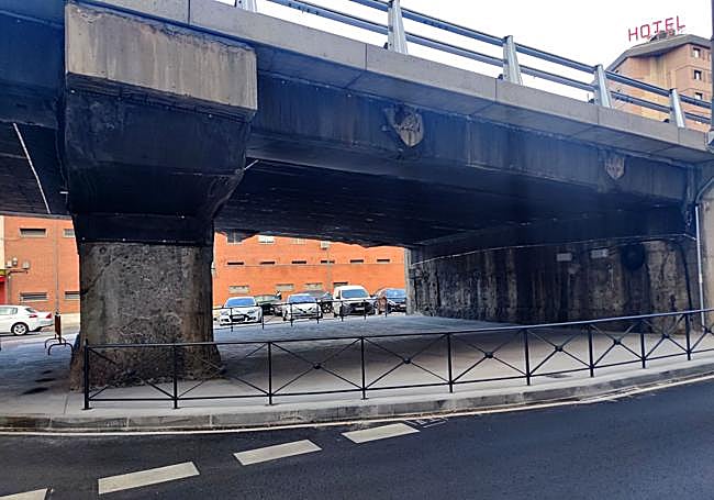 Vallado en el lado del bar Aljarafe, que corta el propio reccorido de la acera recién construida y obliga a cruzar por el paso de peatones.
