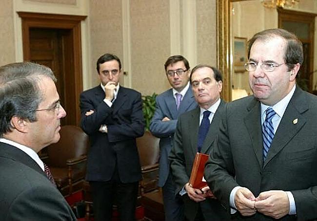 El presidente Herrera, acompañado de Alberto Esgueva (entonces en la empresa pública autonómica Excal), Rafael Delgado y Tomás Villanueva, en un viaje comercial a América en 2004
