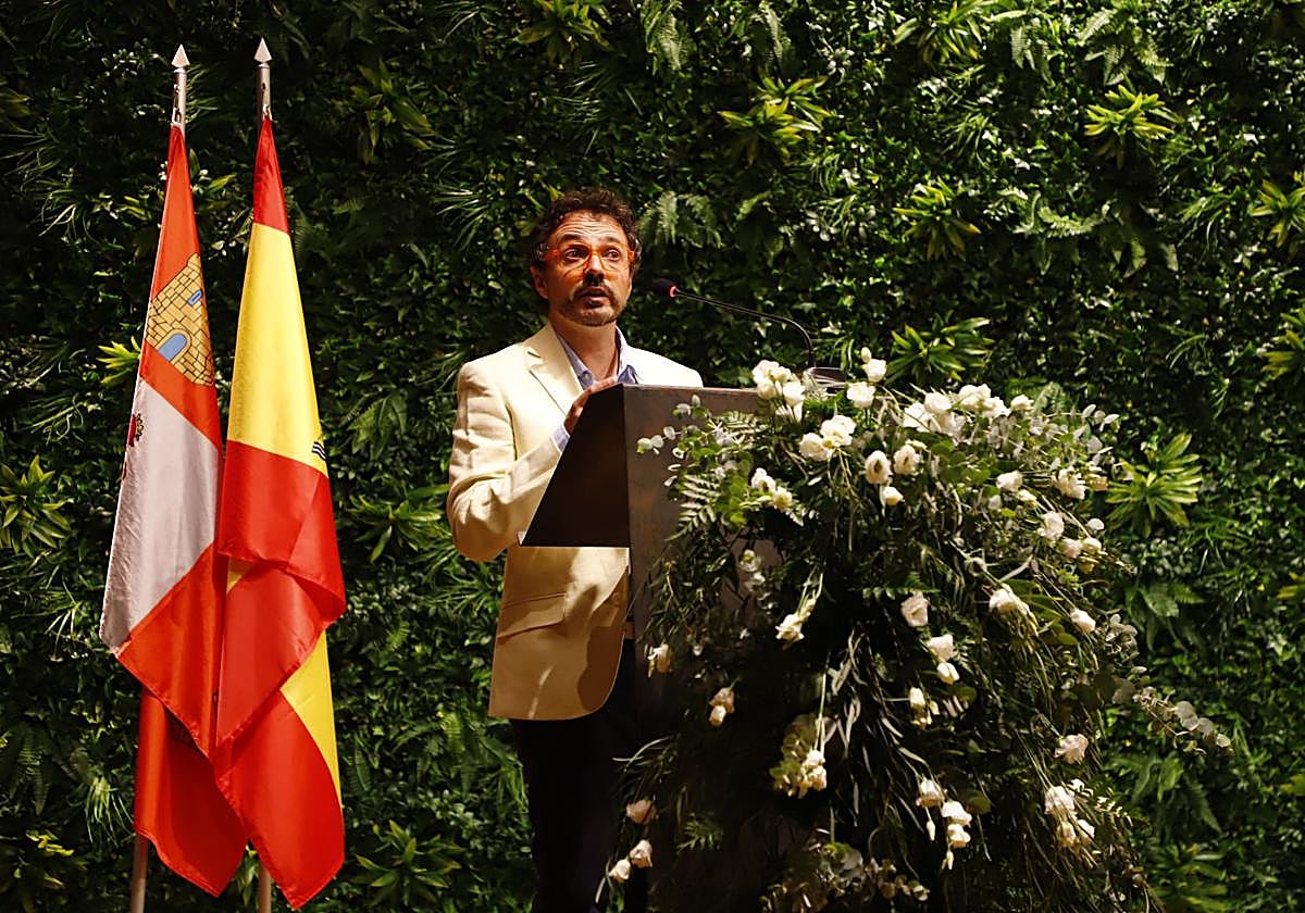 El periodista Alberto Pérez durante el pregón de las fiestas de Mayorga