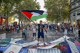 Manifestantes propalestinos cortan el recorrido de los ciclistas en el Paseo del Prado.