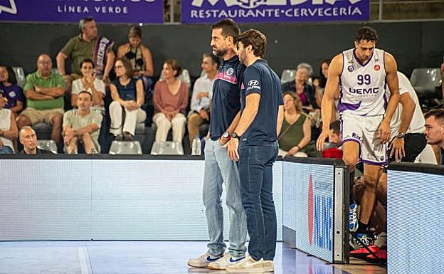 Barrio habla con su ayudante en el partido ante Super Agropal Palencia.