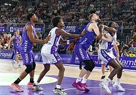 Hanna y Taiwo esperan un rebote, en el amistoso disputado en Palencia.