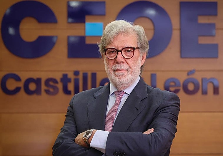 El presidente de CEOE Castilla y León, Santiago Aparicio, en la sede de la patronal en Valladolid.