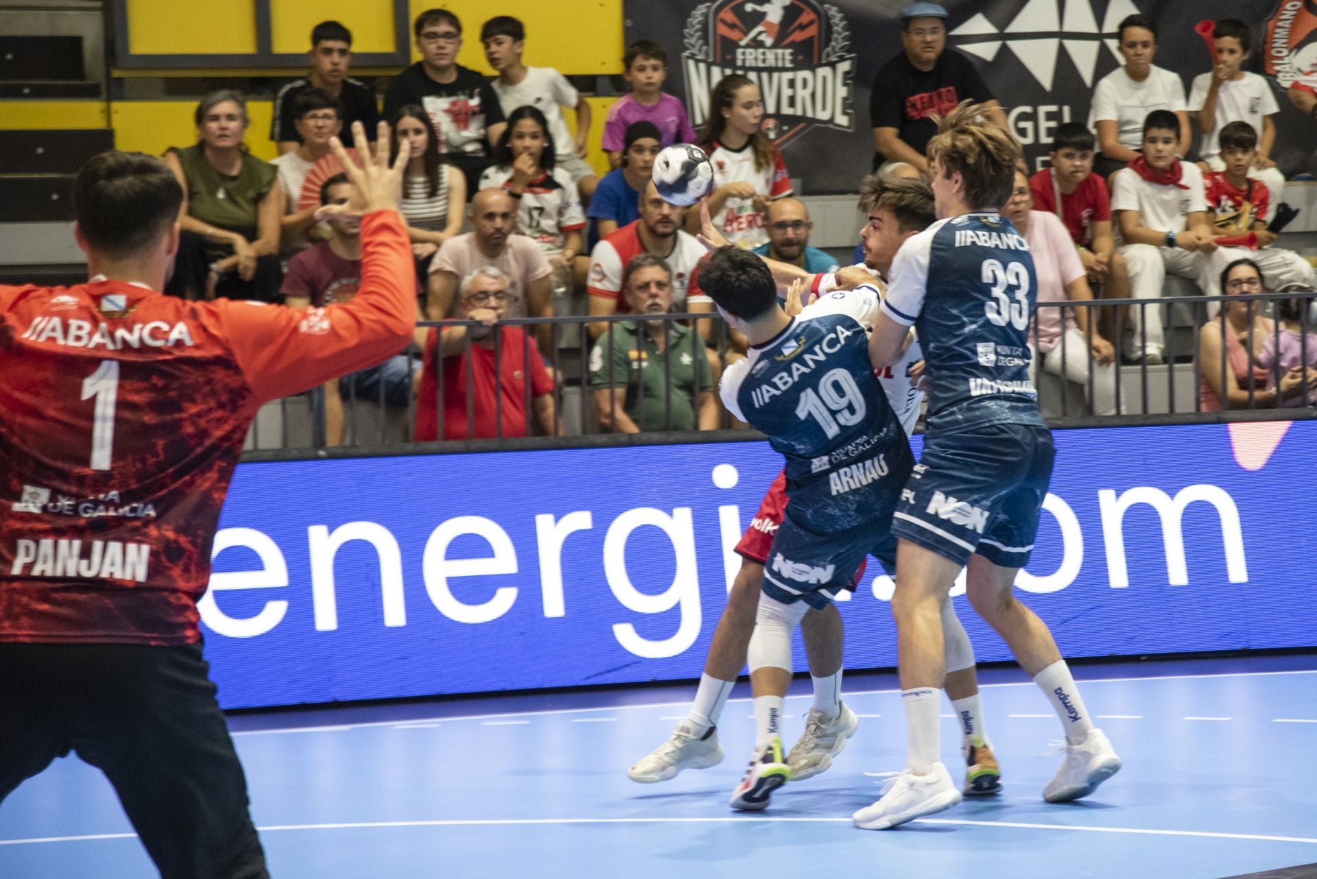 Fotos del triunfo del Balonmano Nava ante el Cangas