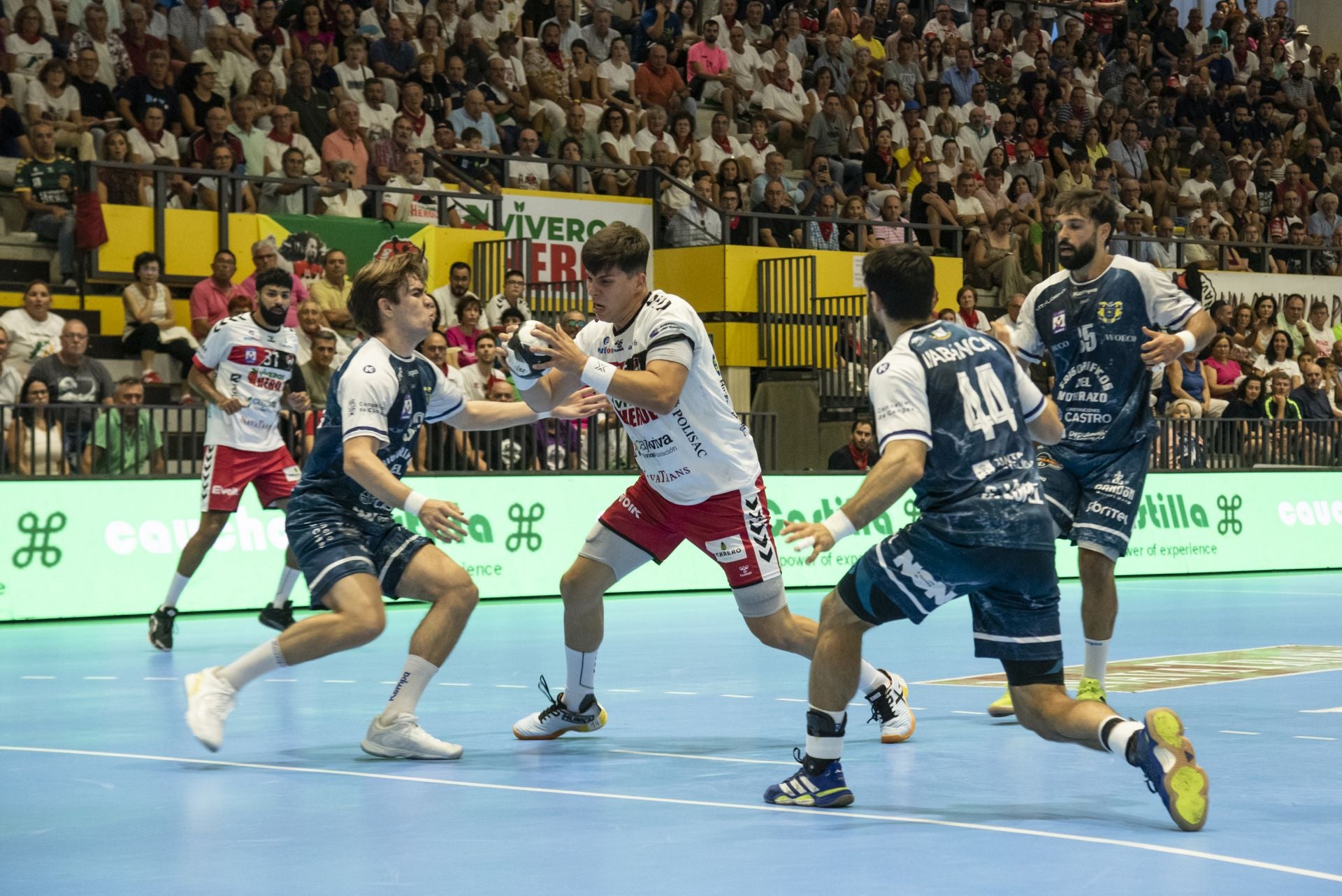 Fotos del triunfo del Balonmano Nava ante el Cangas