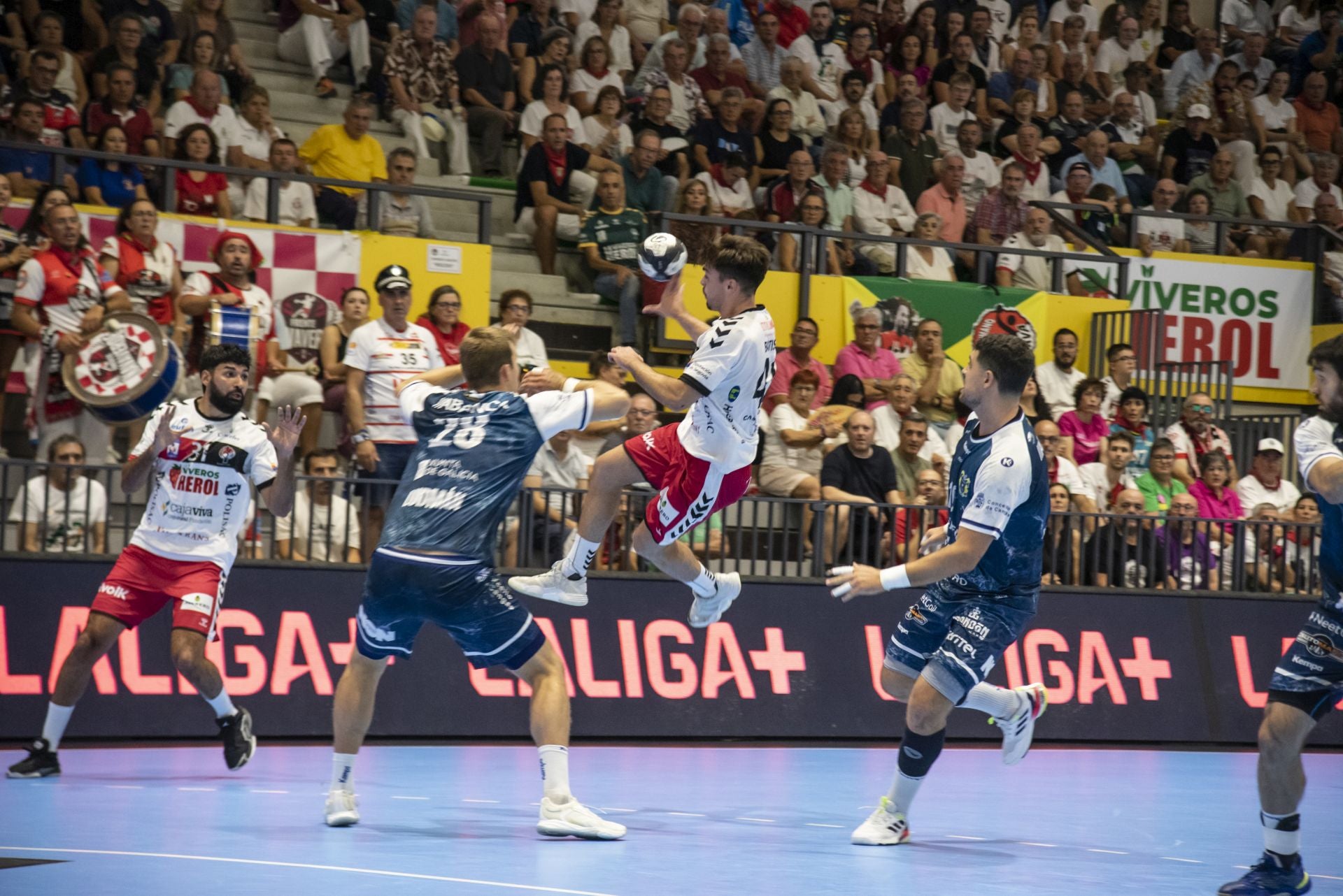 Fotos del triunfo del Balonmano Nava ante el Cangas