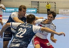 Carrión intenta avanzar entre dos jugadores del Cangas.