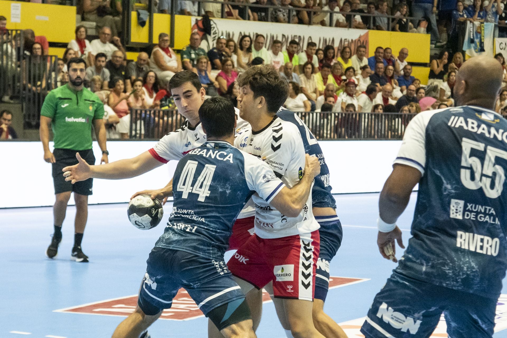 Fotos del triunfo del Balonmano Nava ante el Cangas