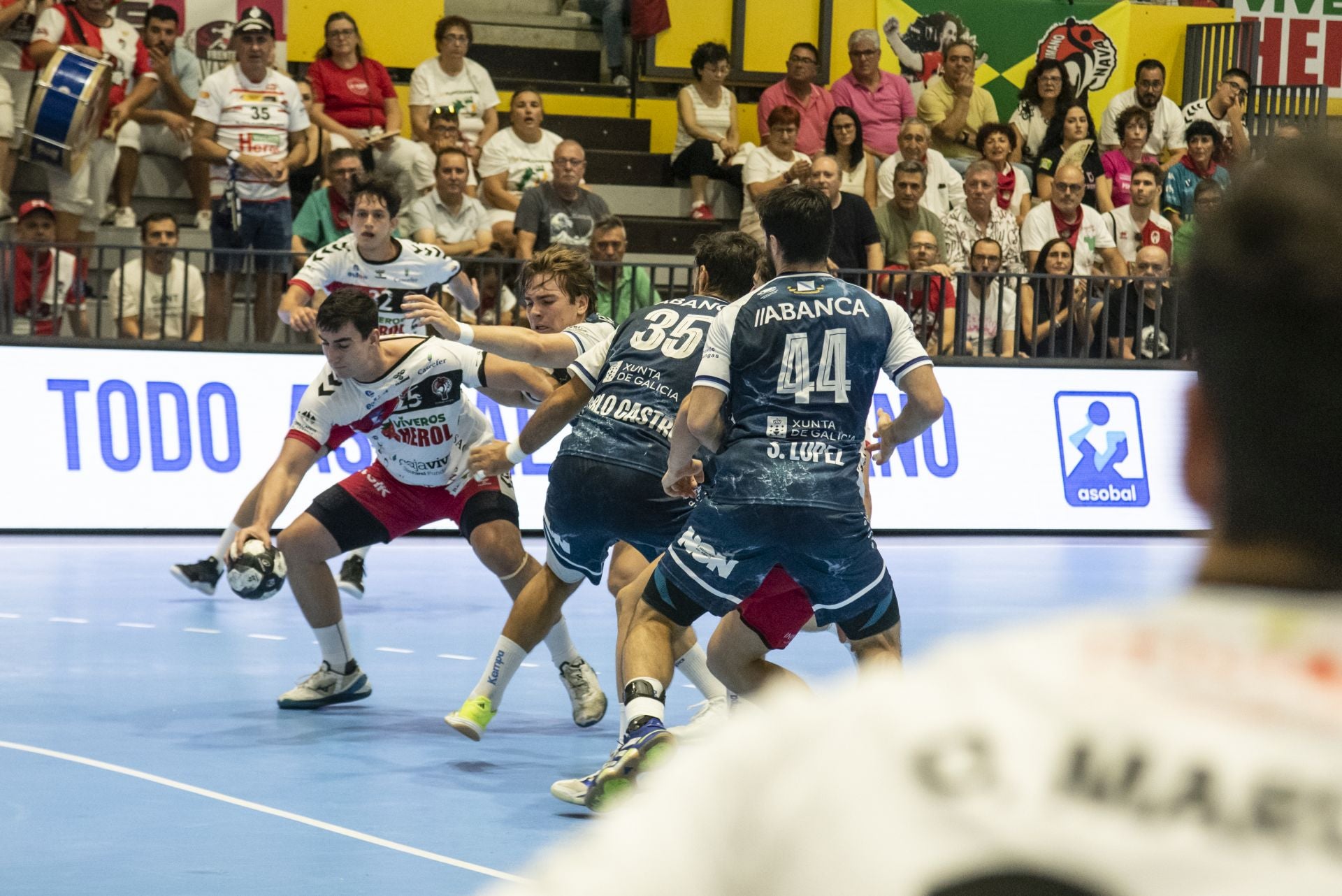 Fotos del triunfo del Balonmano Nava ante el Cangas