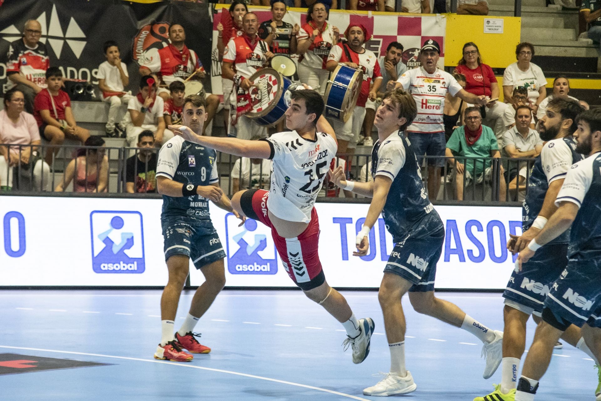 Fotos del triunfo del Balonmano Nava ante el Cangas