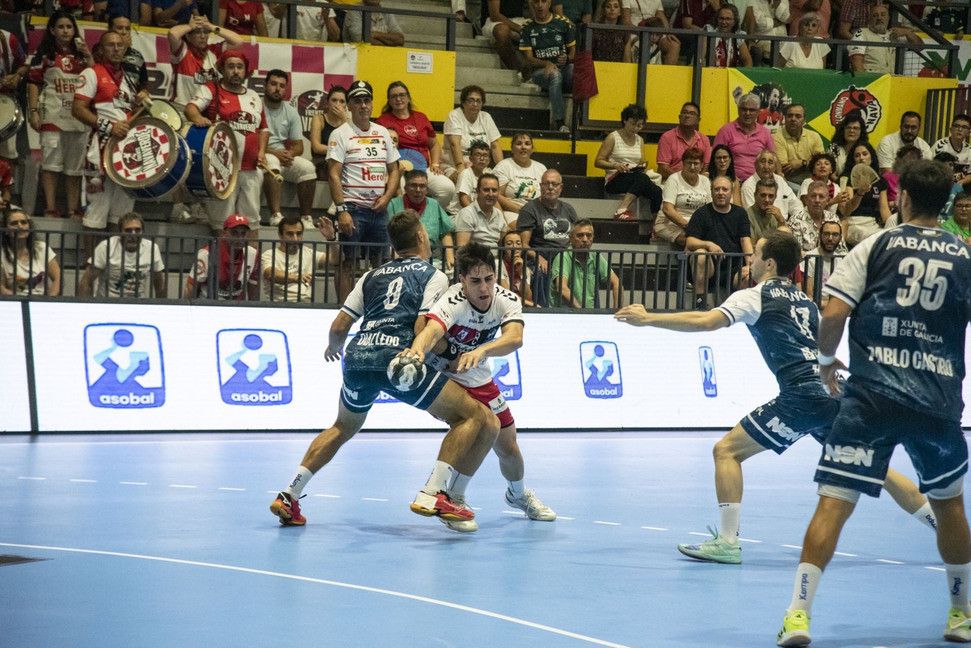 Fotos del triunfo del Balonmano Nava ante el Cangas