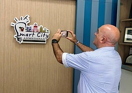 El alcalde visitó el centro de control de la Smart City Ahmedabad, conoció su dinámica empresarial y tecnológica y fotografió su logotipo