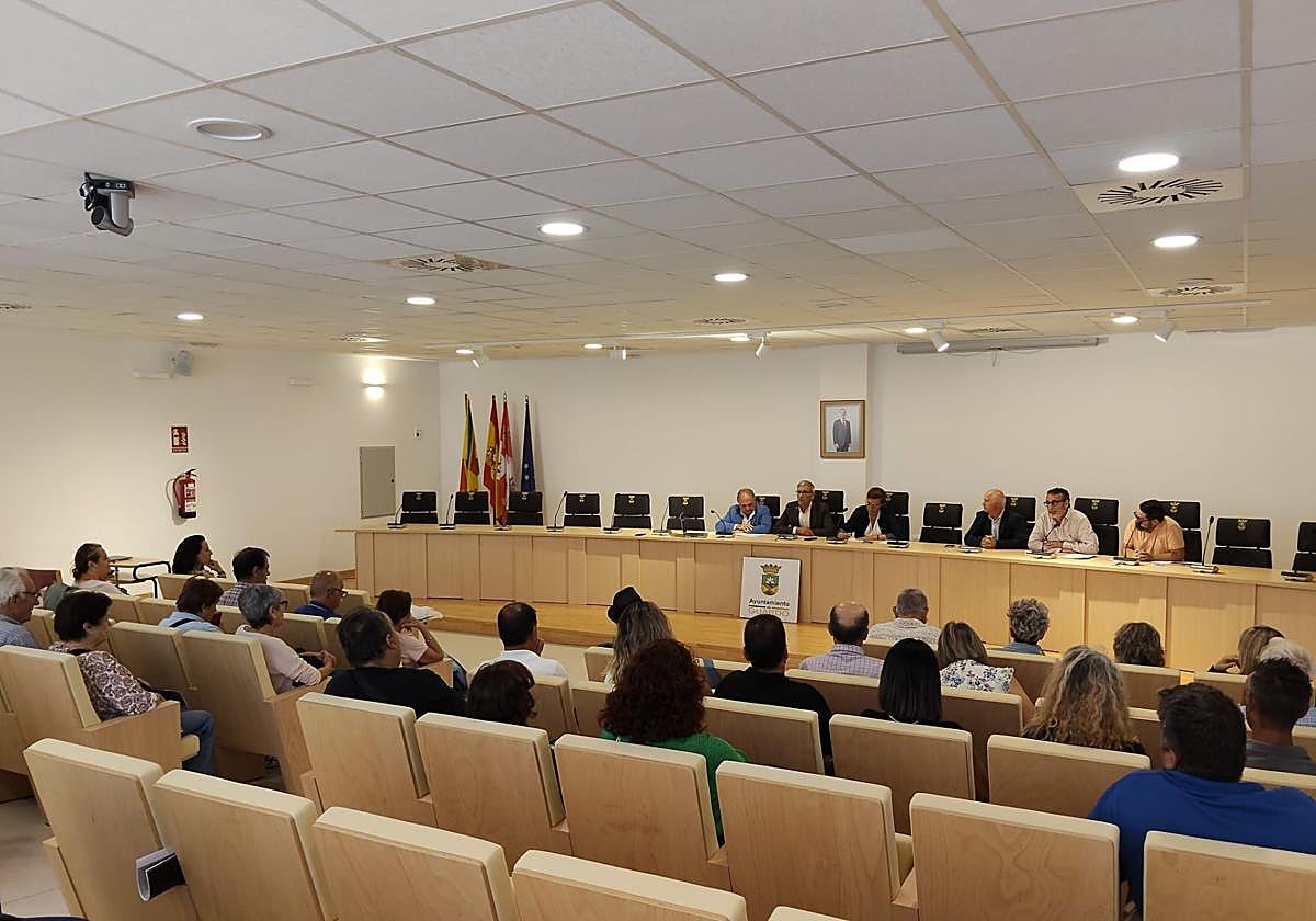 Reunión de los representantes institucionales con los vecinos en Guardo.