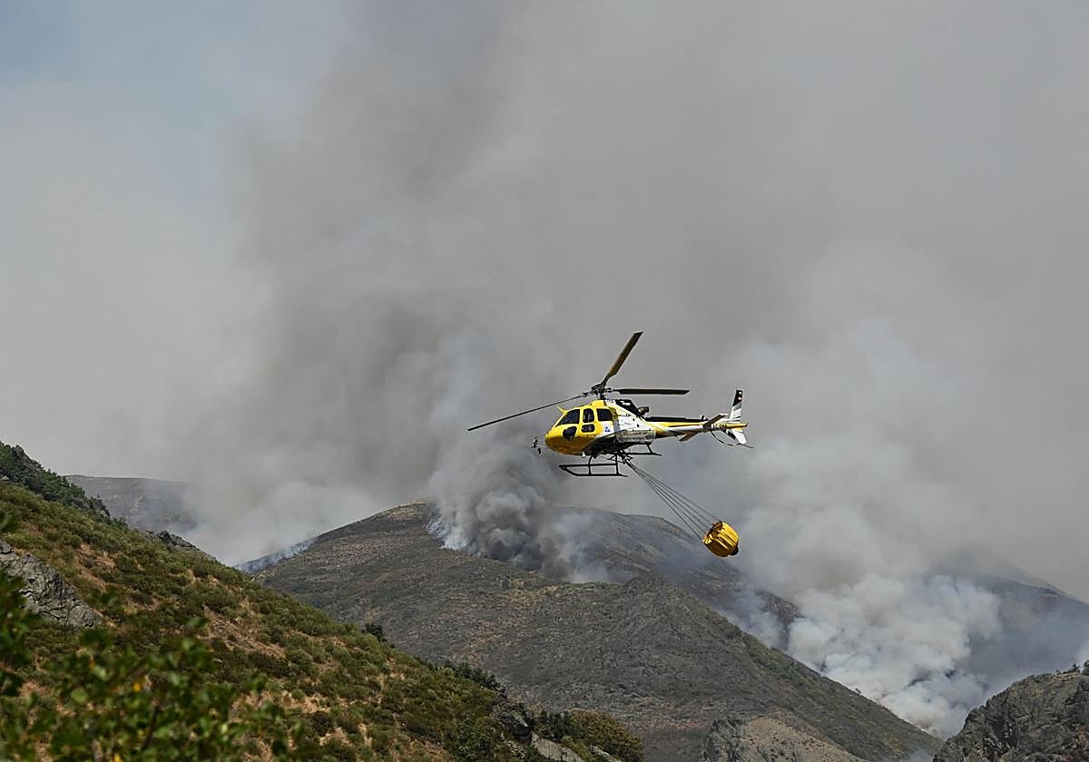 Un helicóptero trabaja en la extinción del incendio de Barniedo, en León.