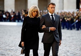 El presidente Macron y su esposa Brigitte, durante un acto en París.