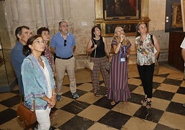 Un grupo de turistas en la Catedral de Palencia, este mes de agosto durante una visita.