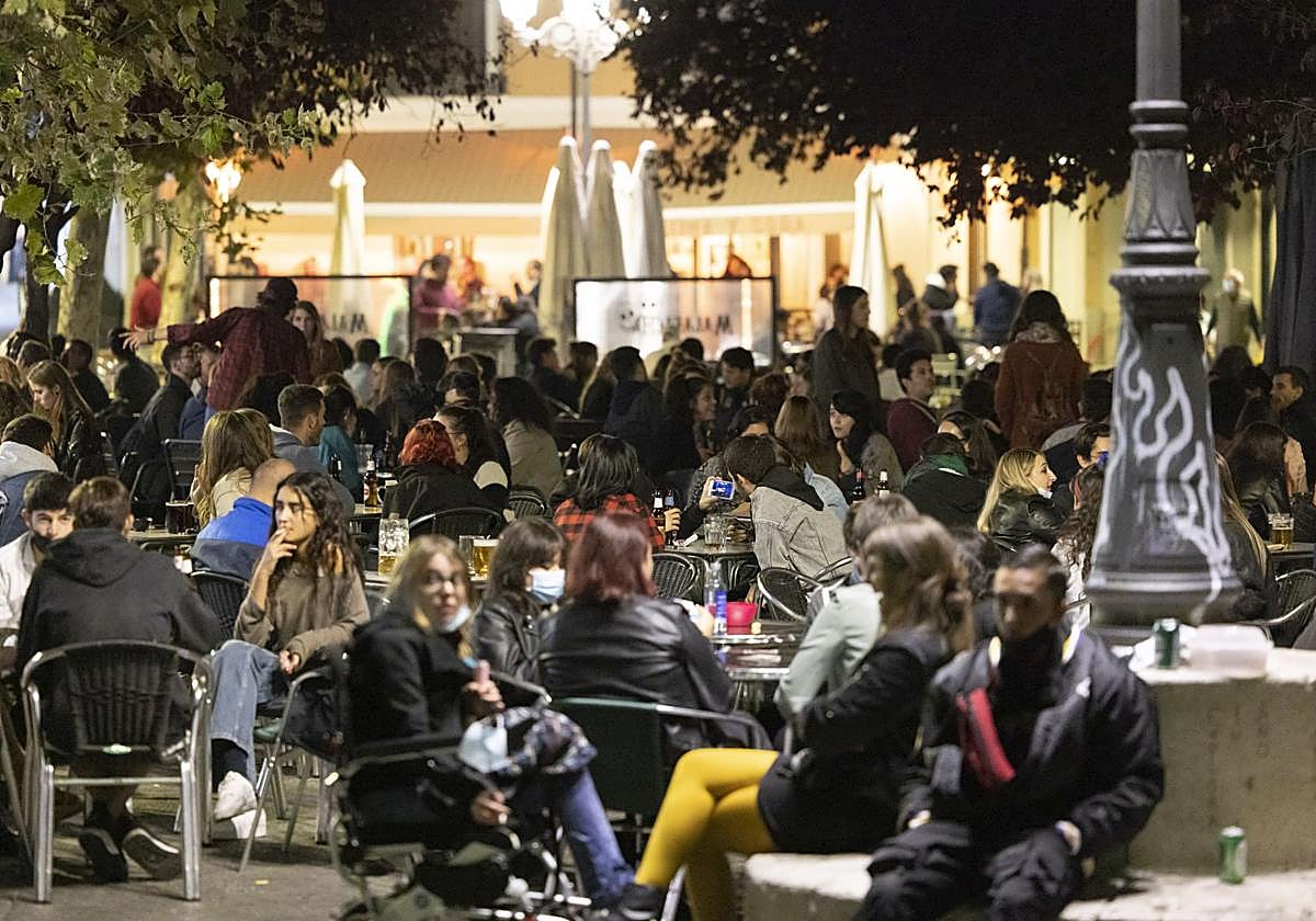 Ambiente en las terrazas de la plaza de Cantarranas en una imagen de archivo.