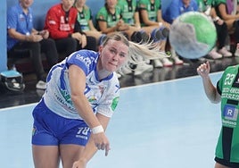 Polina lanza a portería, en un partido anterior.