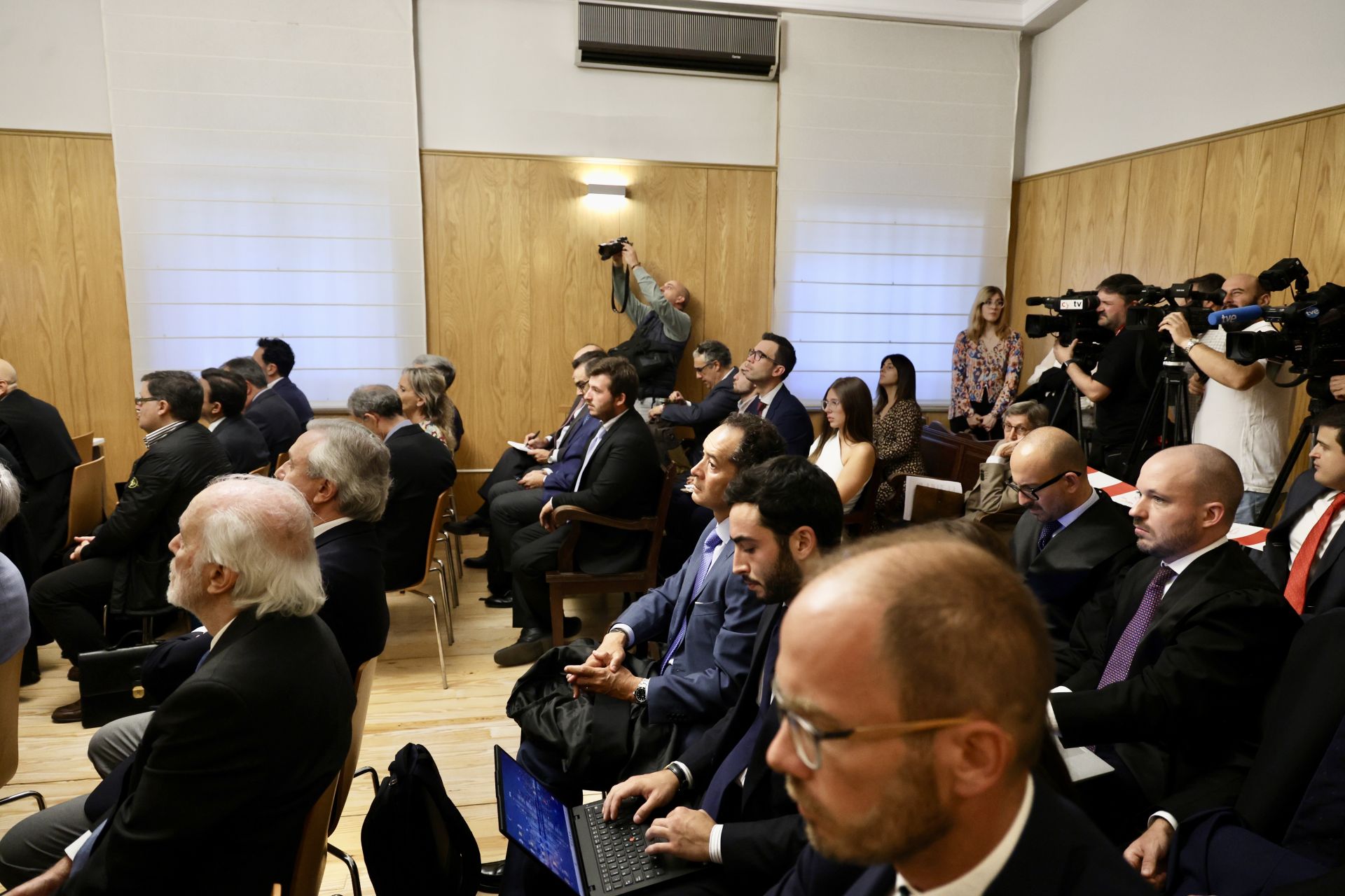 Acusados y abogados, principalmente, abarrotan la sala en la vista que dilucidó lunes y martes las cuestiones previas del juicio de la Trama Eólica.