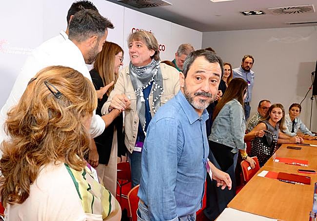 Carlos Martínez saluda a asistentes al comité autonómico del PSOE.