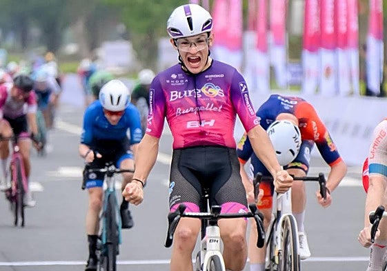 Dani Cavia celebra su triunfo en el Tour de Huangshan este sábado.