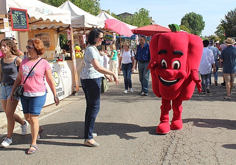 Torquemada ensalza el pimiento en una feria multitudinaria