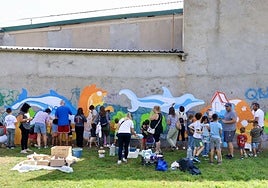La sociación Vecinal San Pedro Regalado-Los Viveros pinta el mural junto a los más pequeños