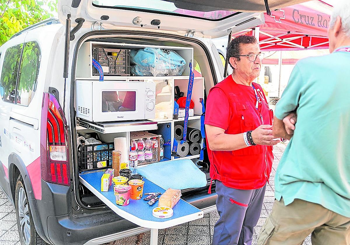El voluntario Baltasar Pérez, junto a la furgoneta con la que atienden a las personas sin hogar.