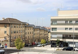 Antenas en varios bloques de San José junto a un edificio del barrio de Comunidad de Ciudad y Tierra.