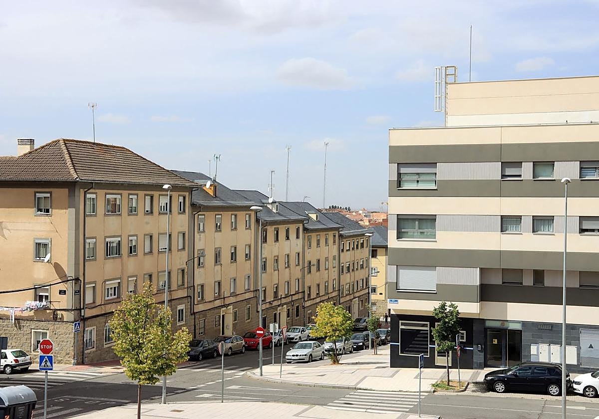 Antenas en varios bloques de San José junto a un edificio del barrio de Comunidad de Ciudad y Tierra.