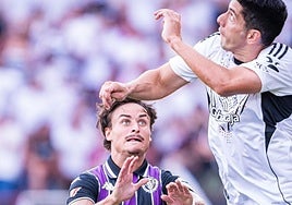 Bueno pugna en el salto con un rival del Albacete.