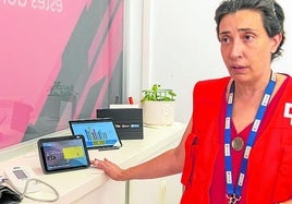 Noelia de la Fuente explica cómo funcionan los dispositivos para las personas mayores.