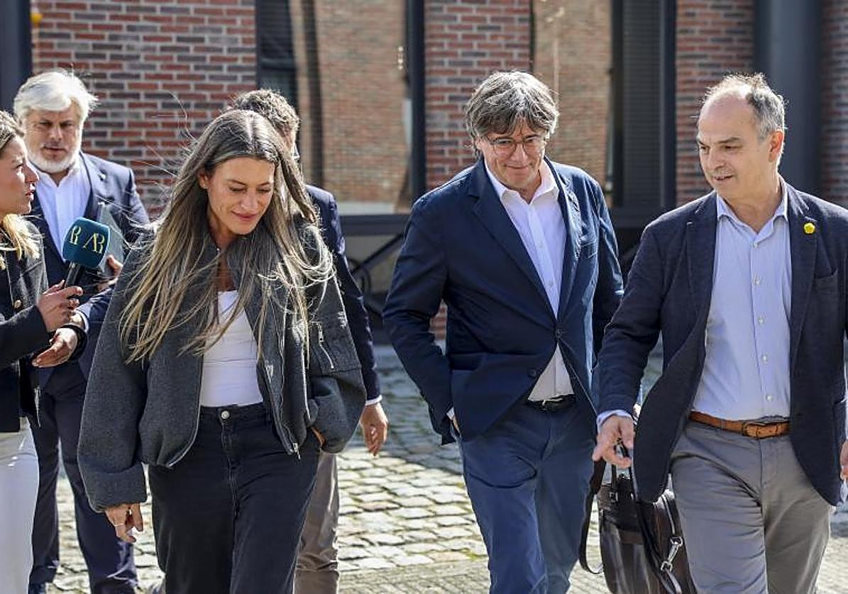 Carles Puigdemont, entre la portavoz de Junts en el Congreso, Míriam Nogueras (i), y el secretario general del partido, Jordi Turull.