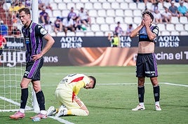 Meseguer se lamenta por un remate fallido de cabeza, con Lizoain doliéndose en el suelo.