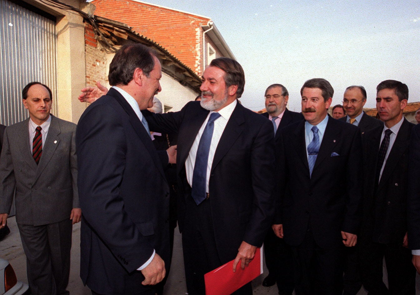 Jaime Mayor Oreja, exministro de Interior, saluda a Isaías García Monje, en aquel momento delegado del Gobierno en Castilla y León, en presencia de Aurelio Martín, organizador de la Semana Cultural de La Pedraja de Portillo, a su llegada a la localidad para dar una conferencia. 17 de abril de 2002.