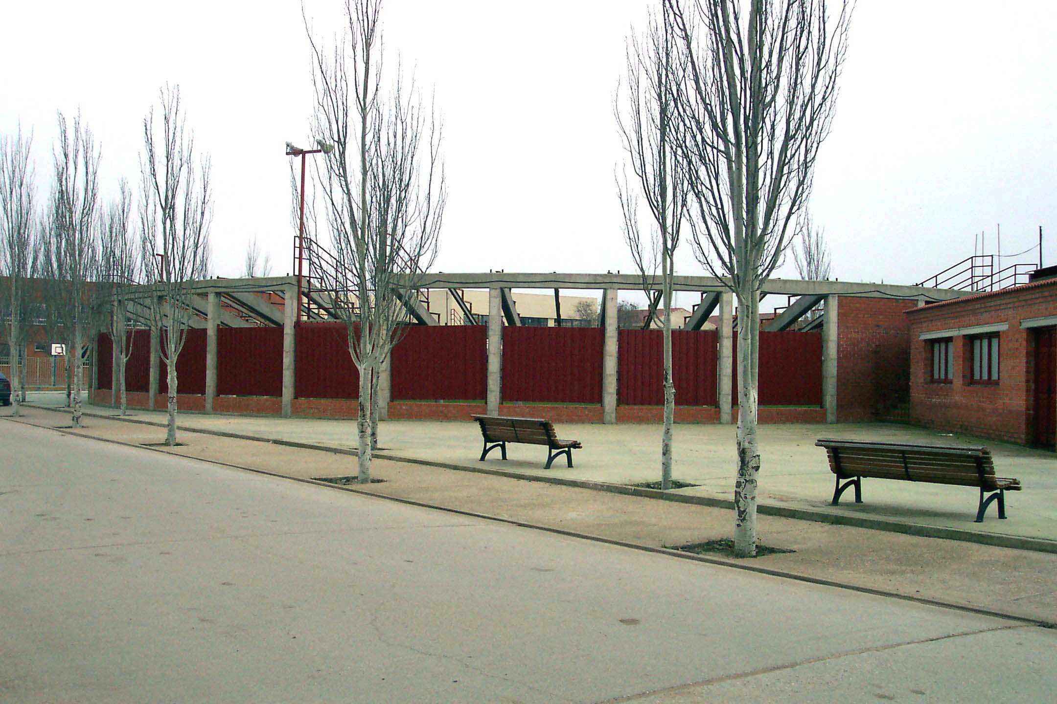 Exterior de la plaza de toros de La Pedraja de Portillo. 16 de abril de 2003.