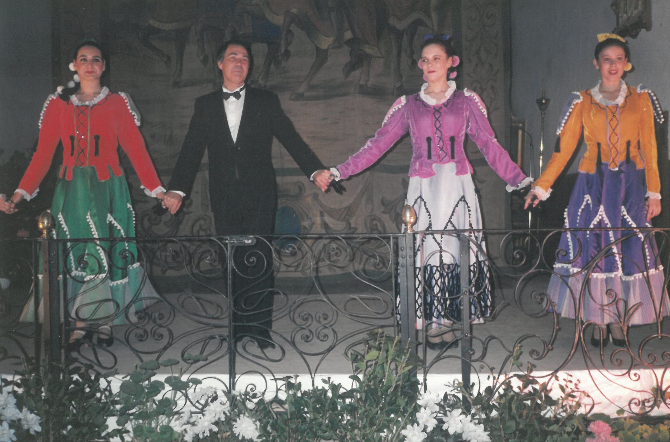 El tenor Miguel Alonso con miembros del Ballet Español de Juan Antonio de los Reyes. 16 de abril de 1992.