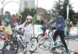 Emilio Egido con sus hijos Olivia y Lucas Egido, muy ilusionados antes de tomar la salida