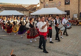 Música y danzas durante la Feria de la Tradición de Arcones.
