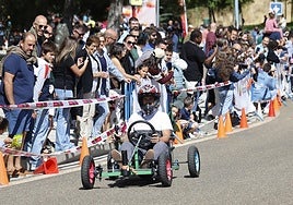 El público observa el paso de un participante en la carrera de autos locos de Palencia.