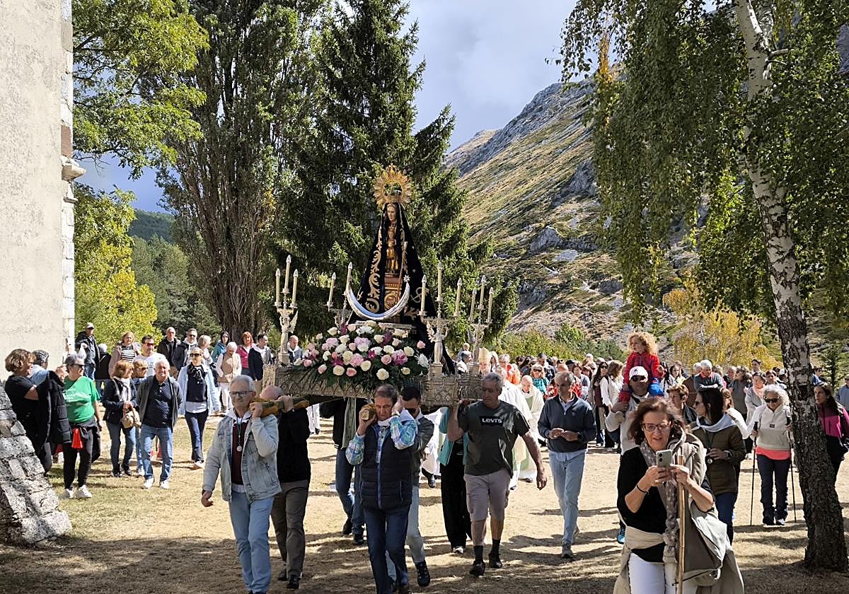 Los cofrades portan a hombros a la Virgen del Brezo en los entornos del santuario.