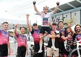 El Burgos BH celebra el triunfo con Dani Cavia, al que eleva para la foto.