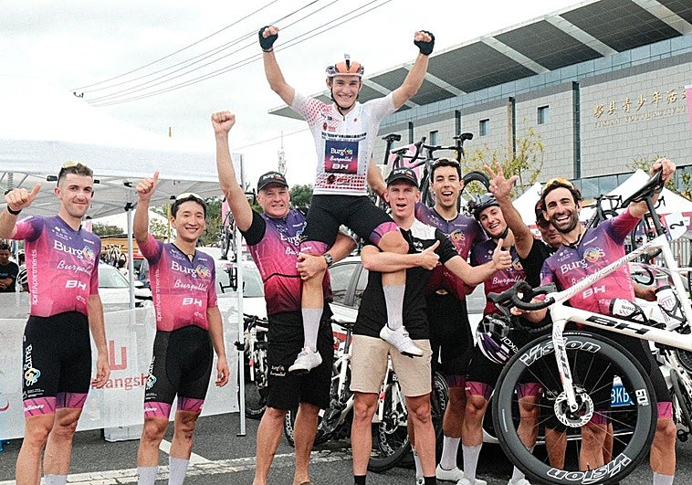 El Burgos BH celebra el triunfo con Dani Cavia, al que eleva para la foto.