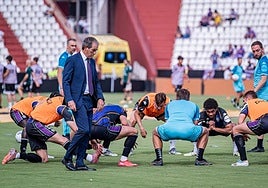 Almada supervisa el calentamiento a pie de césped.