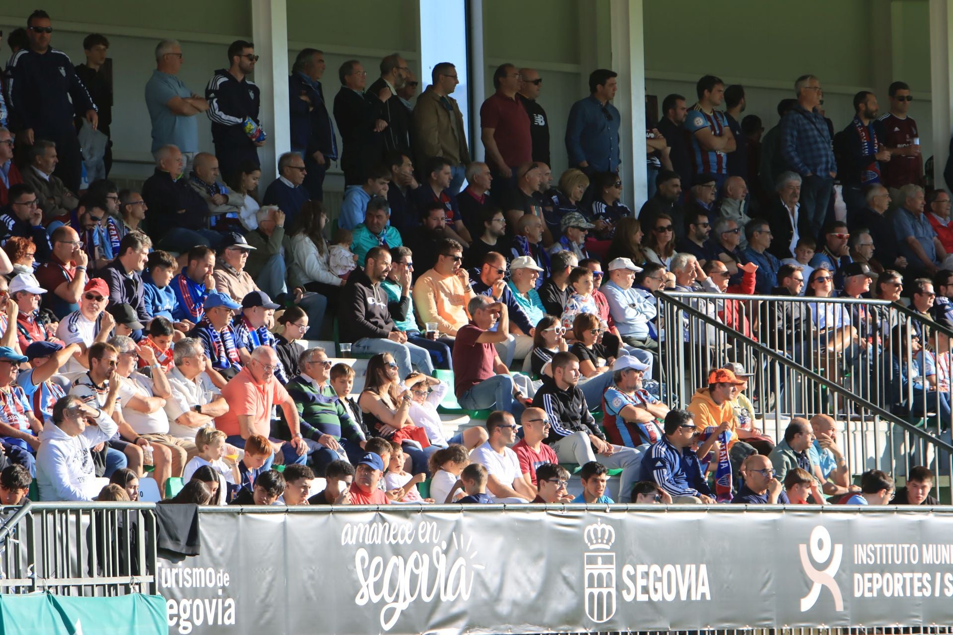 Búscate en las gradas de La Albuera durante el triunfo de la Segoviana