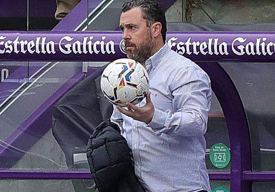 Sergio González, en el banquillo de Zorrilla, en abril de 2021.